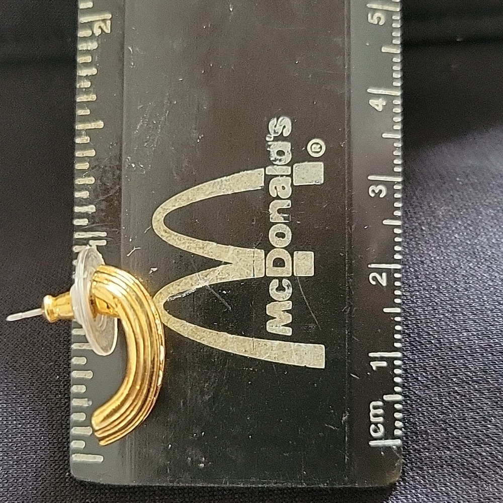 Elegant Gold Women's Earrings - Picture 3 of 4